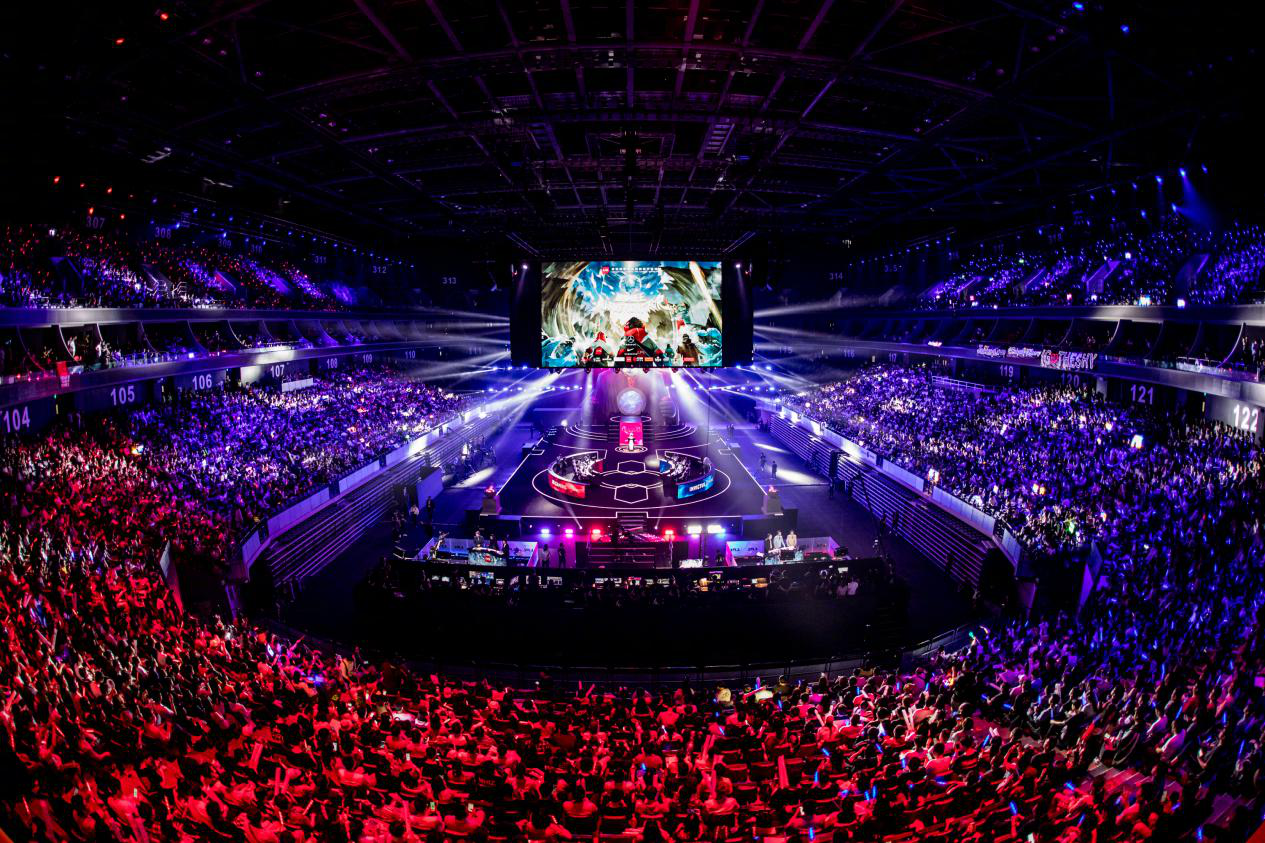 C9中单选手突发不适引发比赛暂停医疗介入，紧急换人机制难掩替补选手战术断层，电竞选手健康关注成焦点